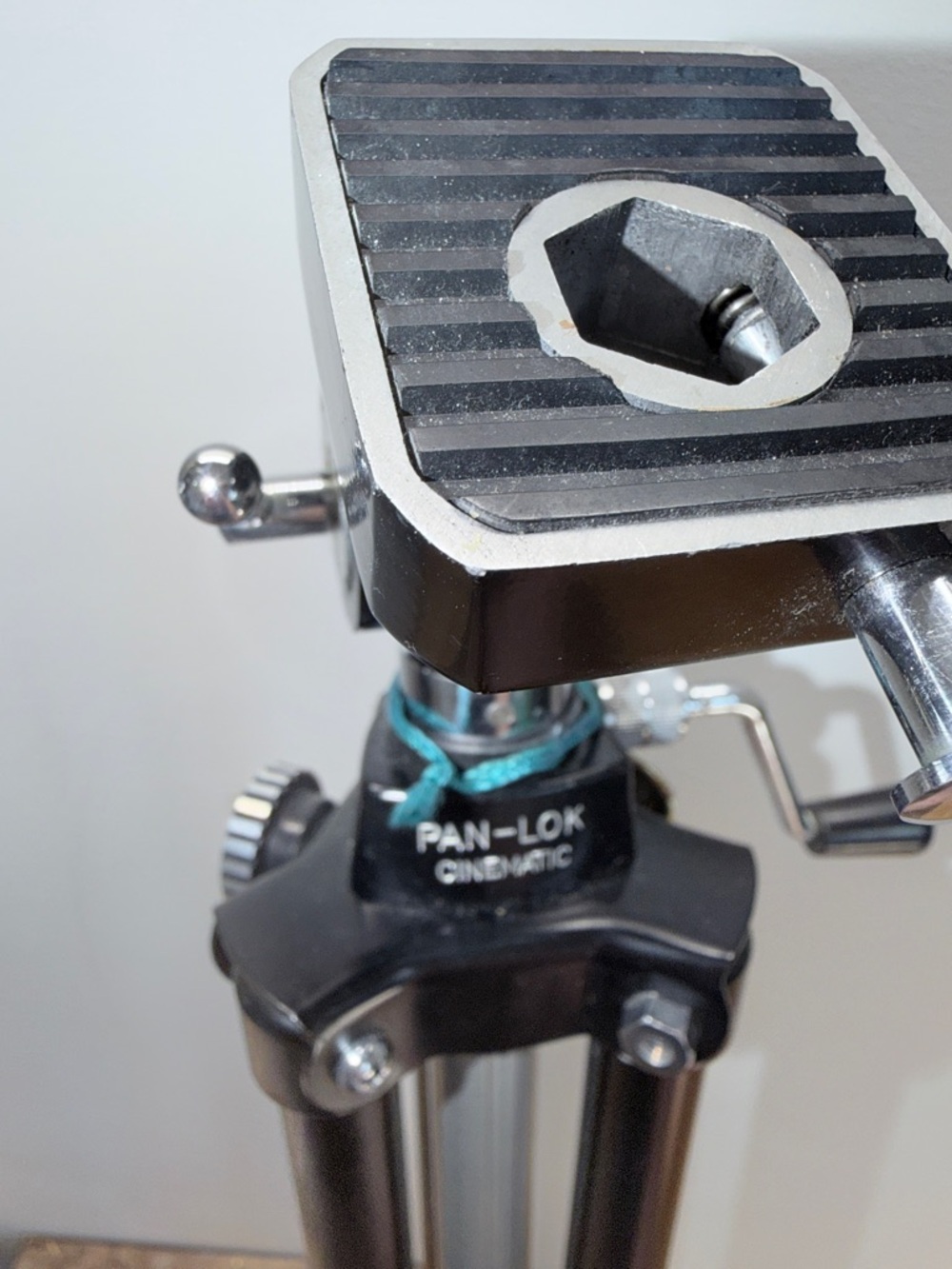 Vintage PAN-LOK Cinematic Black Camera Tripod with Adjustable Head 🎥 - Picture 4 of 7
